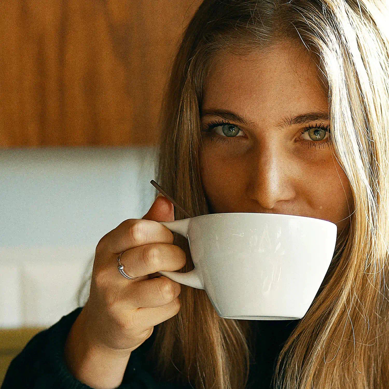 Matcha Superfood: Frau trinkt Tee